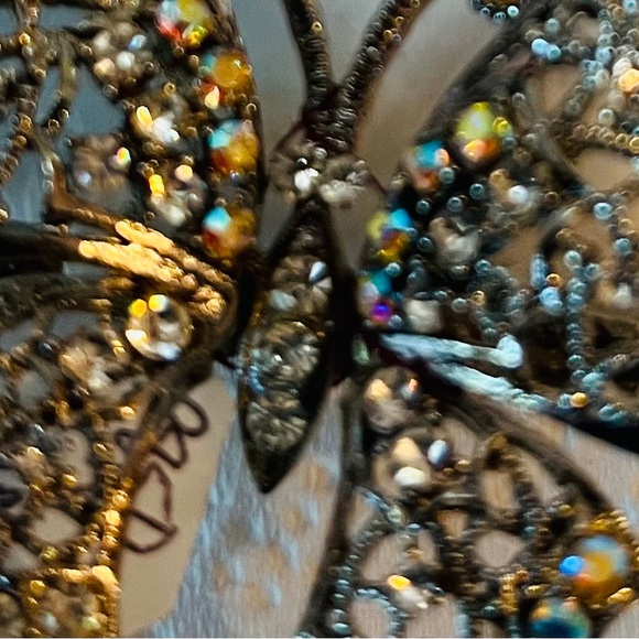 Beautiful Butterfly Brooch-pin with Aurora borealis crystals movable wings! - Picture 4 of 7